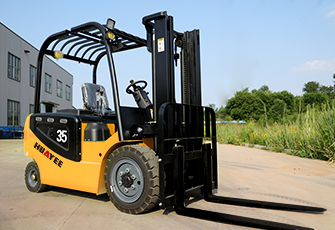 Huayee DF35 electric forklift with mast raised and forks up