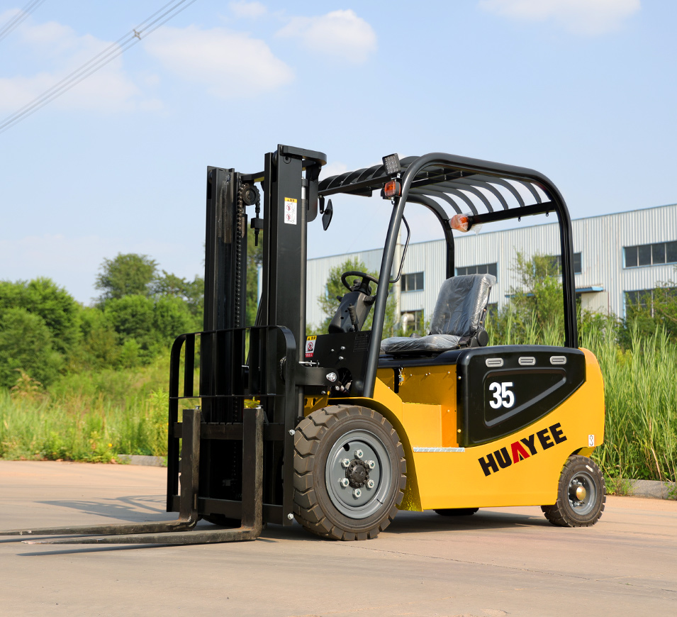 Huayee DF35 electric forklift, three-quarter view