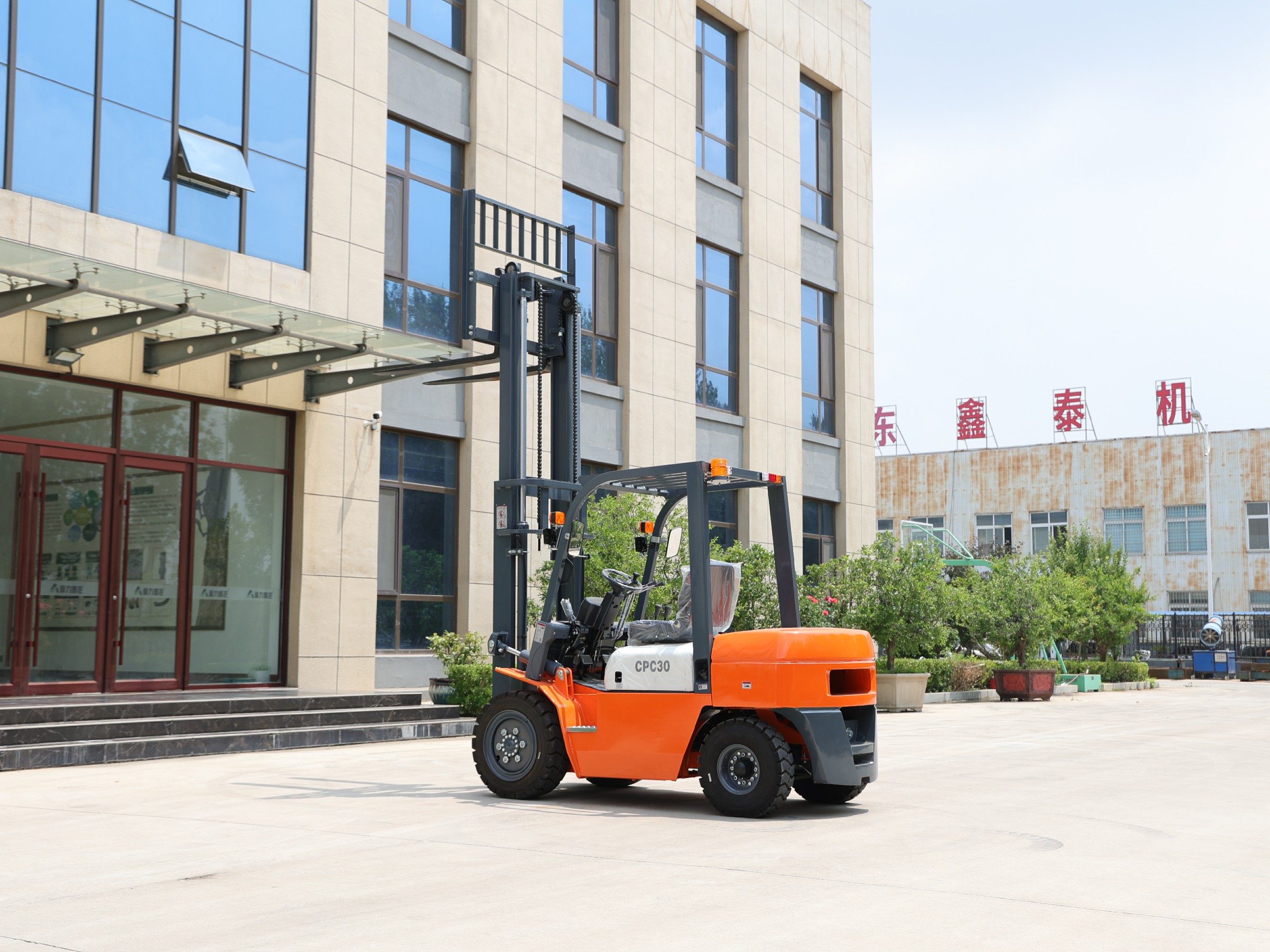 Huayee HYP30 diesel forklift, three-quarter view