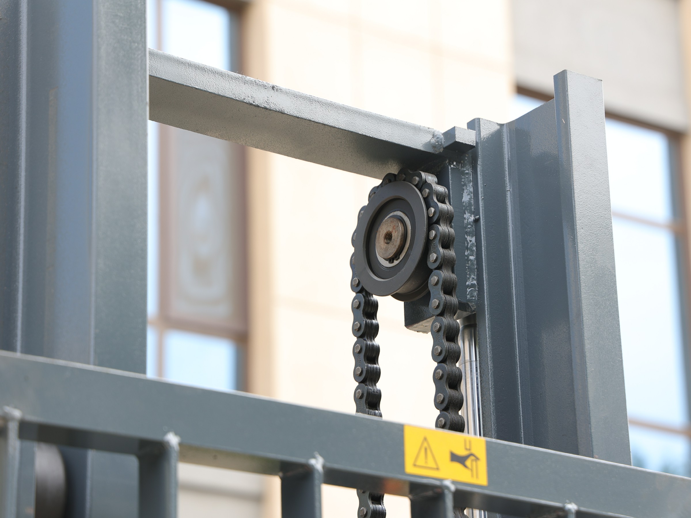 Close-up of the HYP30 mast chain and roller assembly