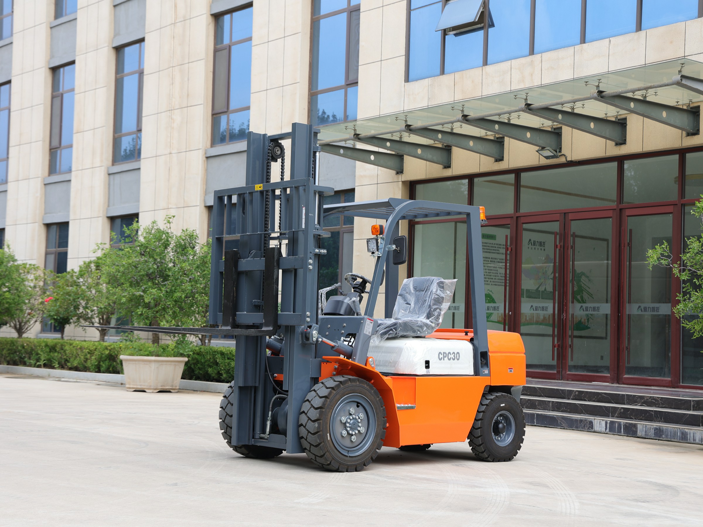 Huayee HYP30 diesel forklift parked outside the Huayee facility