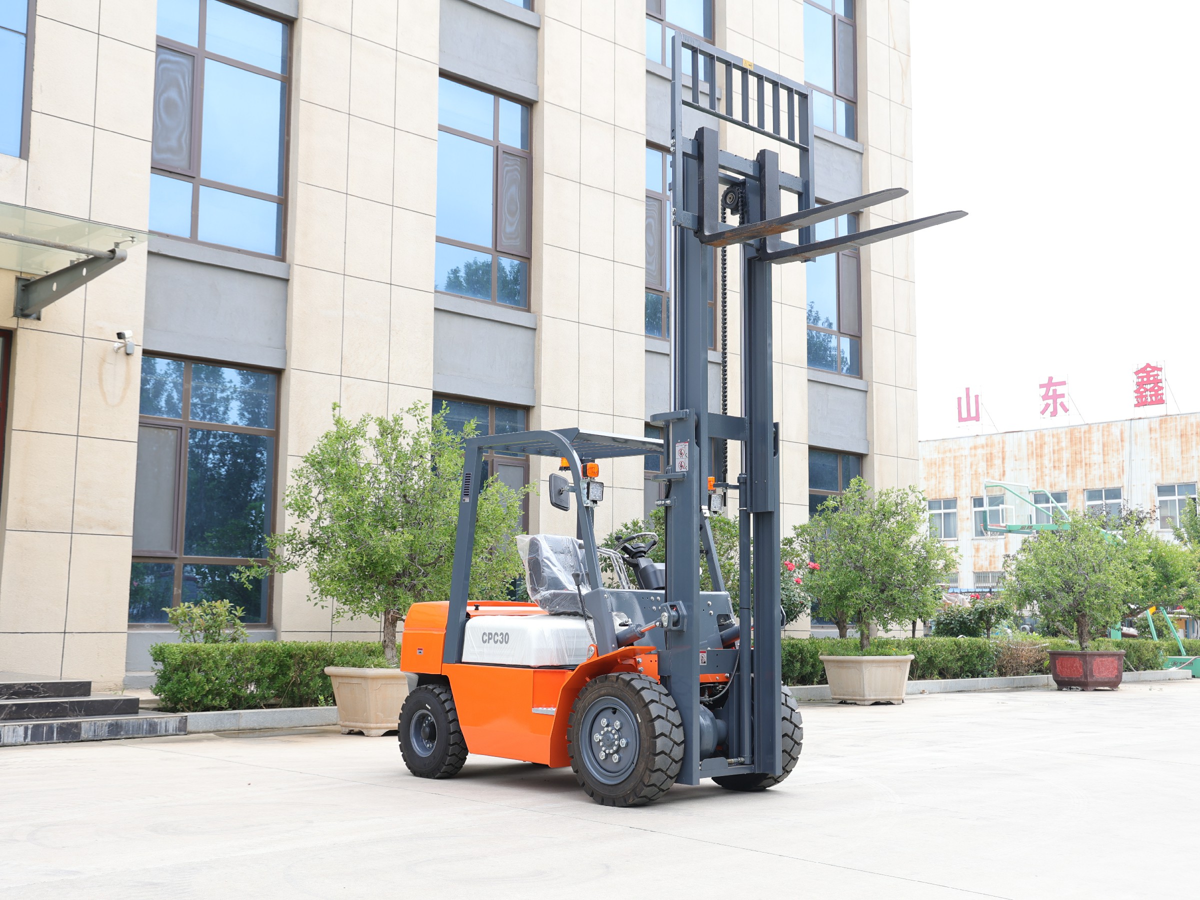 Huayee HYP30 diesel forklift with mast raised to full height