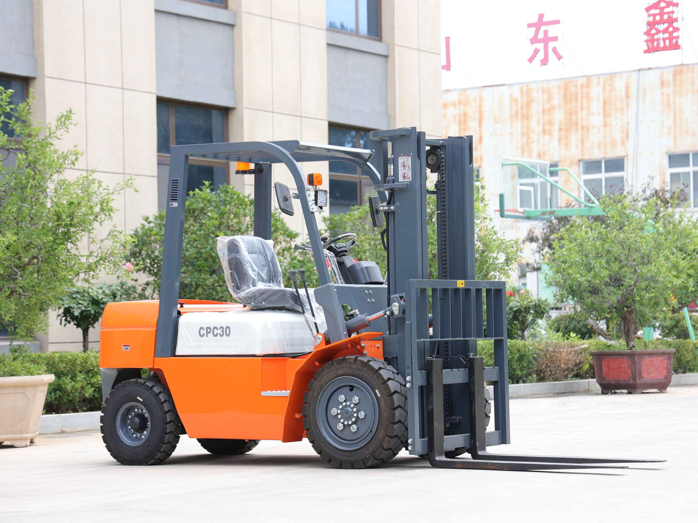 Huayee HYP30 diesel forklift, rear-quarter view with forks extended