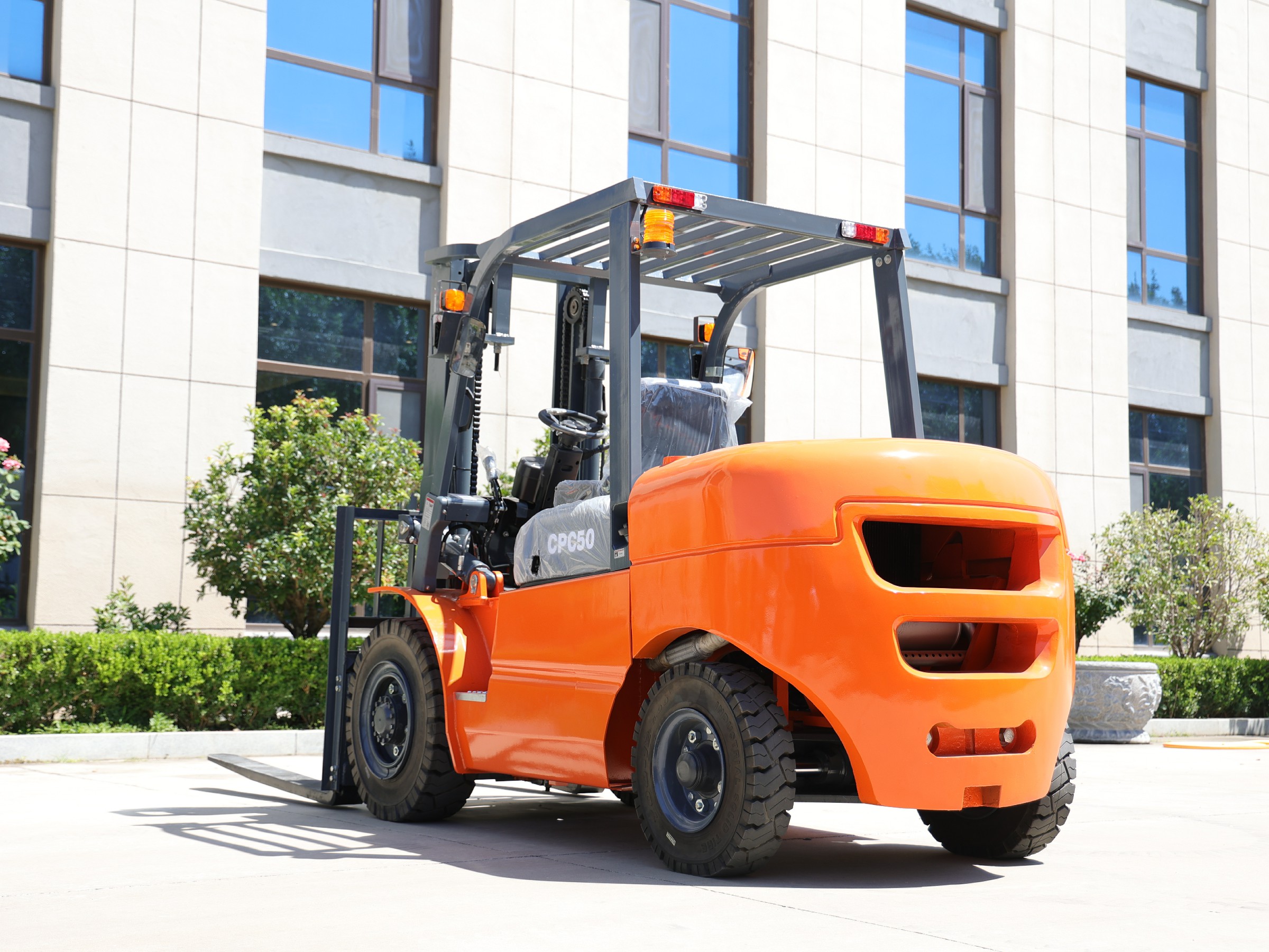 Huayee HYP50 diesel forklift, front-quarter view