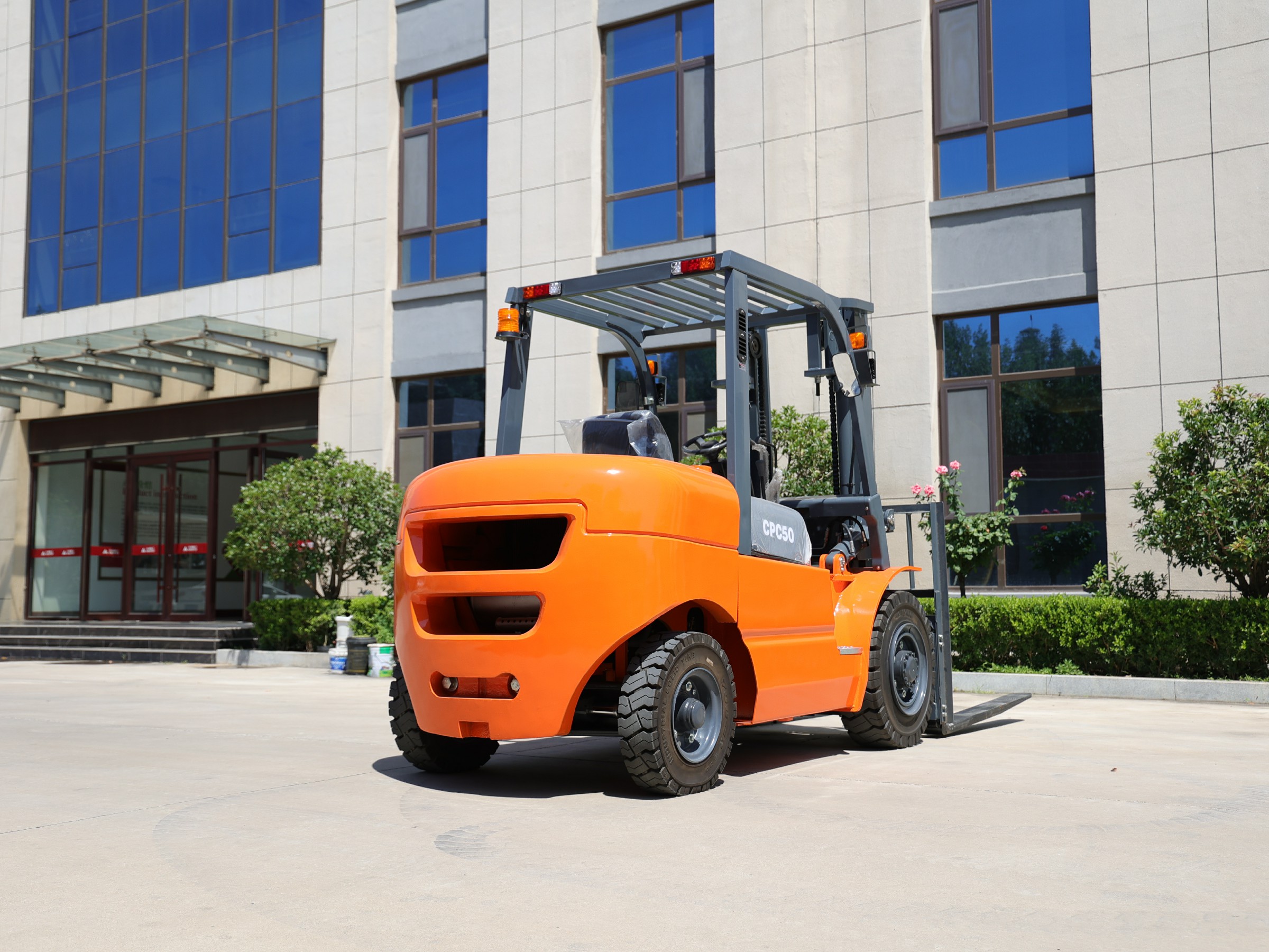 Huayee HYP50 diesel forklift, front-quarter view outside the Huayee facility