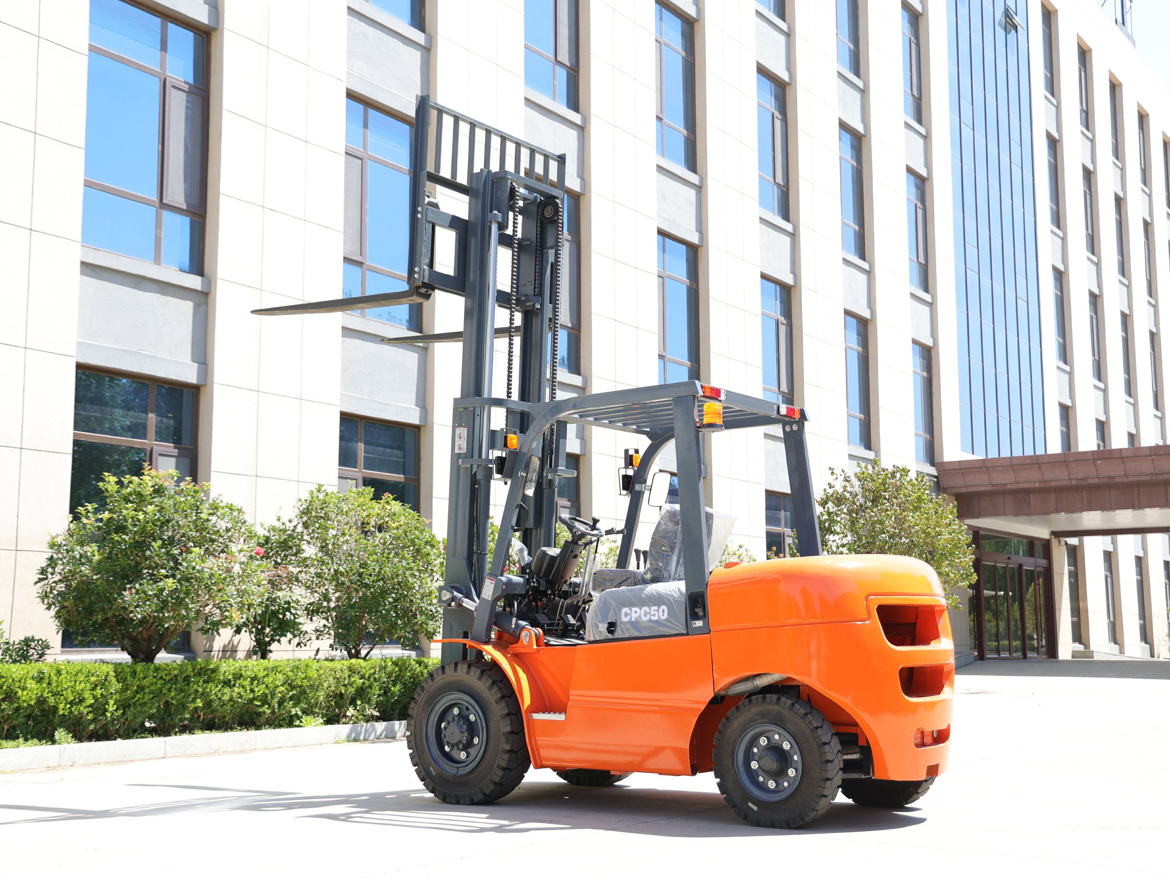 Huayee HYP50 diesel forklift, front view with forks extended