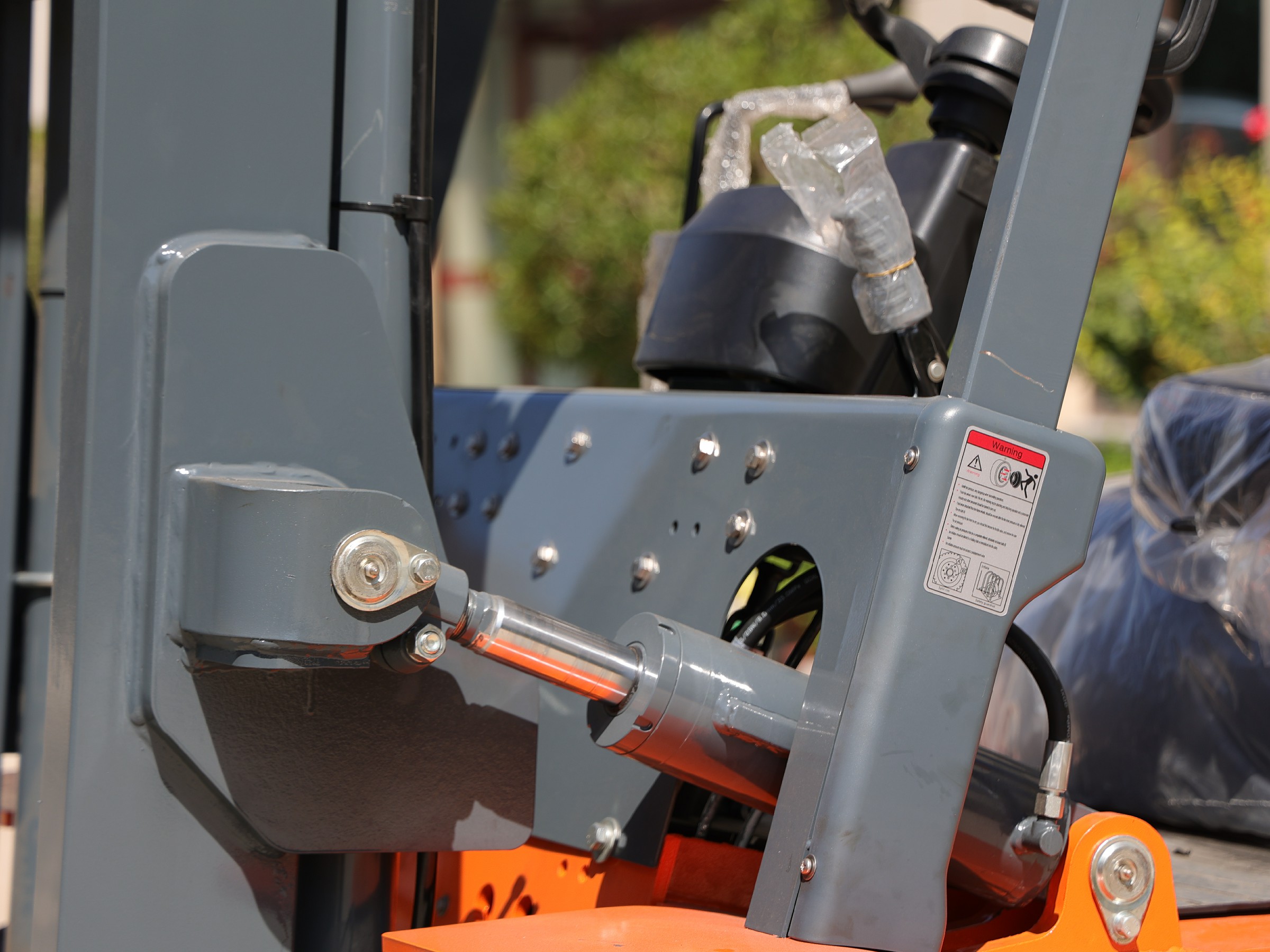 Close-up of the HYP50 mast tilt hydraulic cylinder