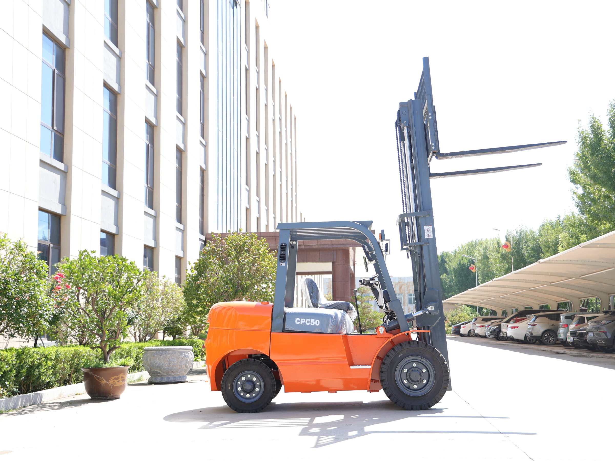 Huayee HYP50 diesel forklift with mast raised