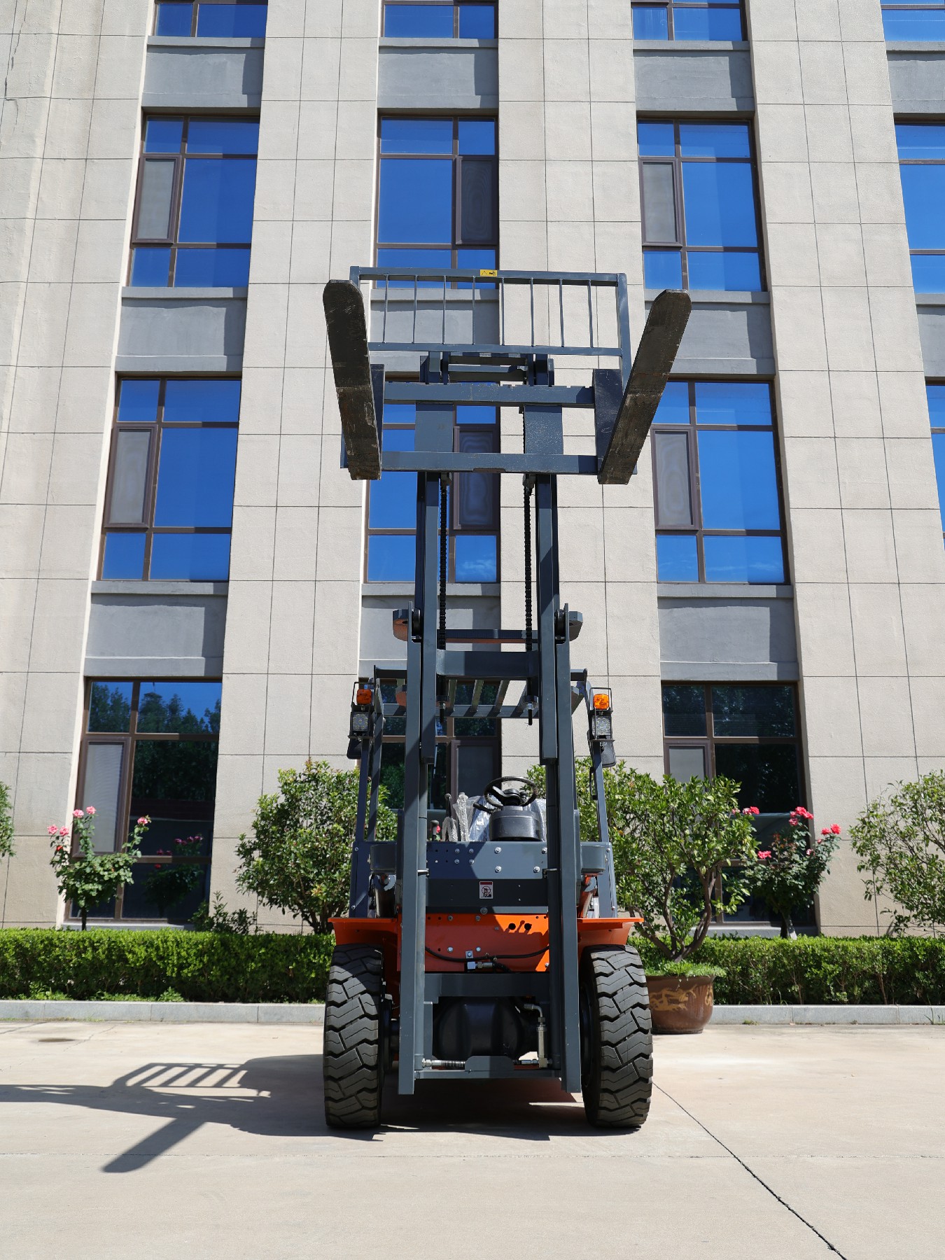 Huayee HYP50 diesel forklift, front view with mast raised to full height